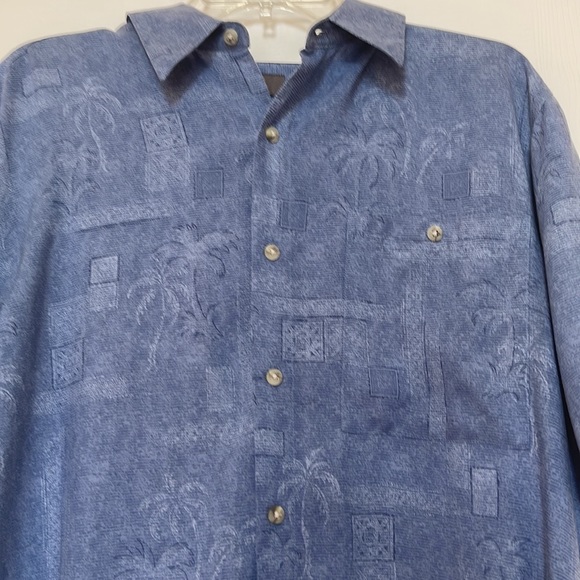 Croft & Barrow Mens Short Sleeves Shirt in Light Blue with slight Tropical Print - Picture 3 of 9